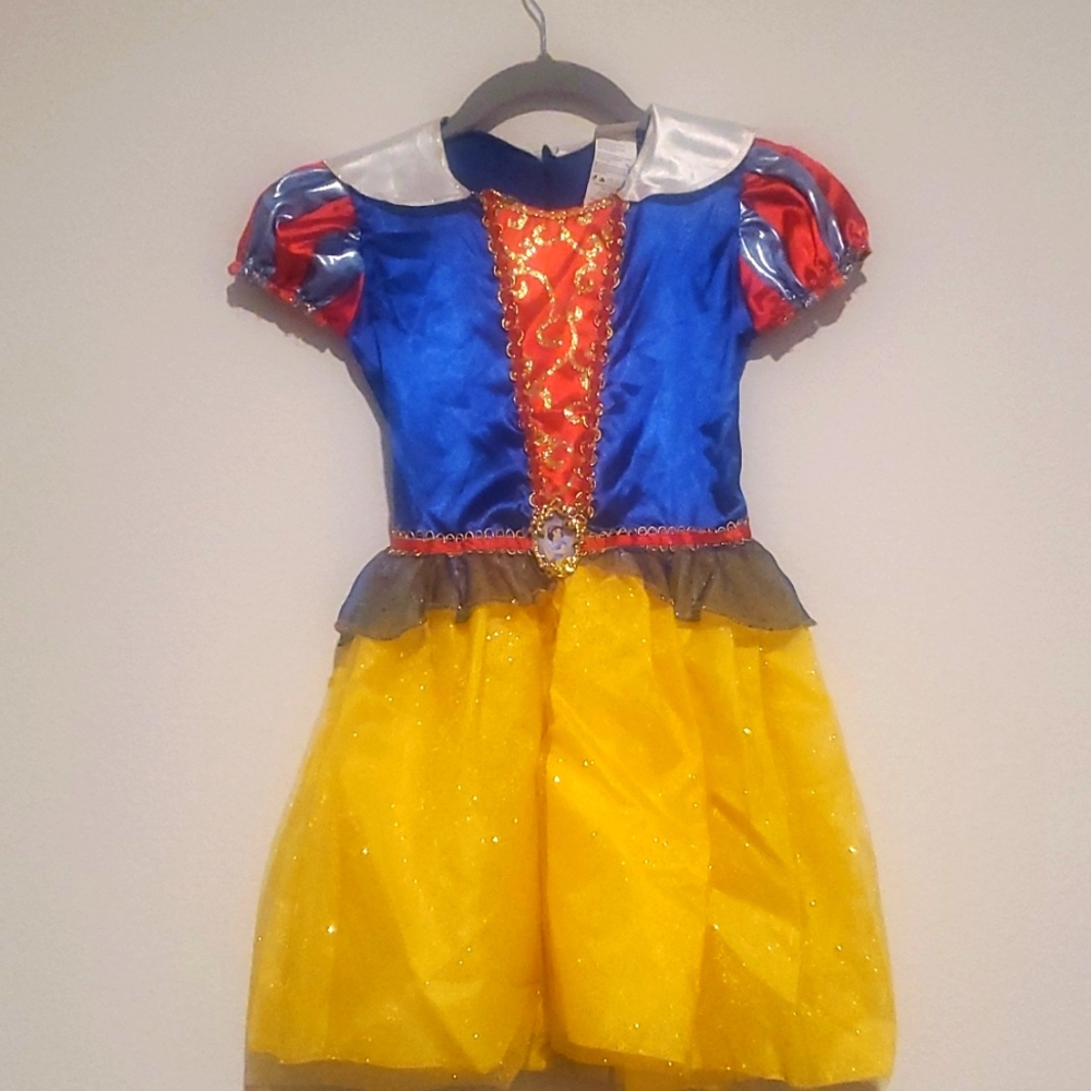 Snow White Size 4-6 NWT